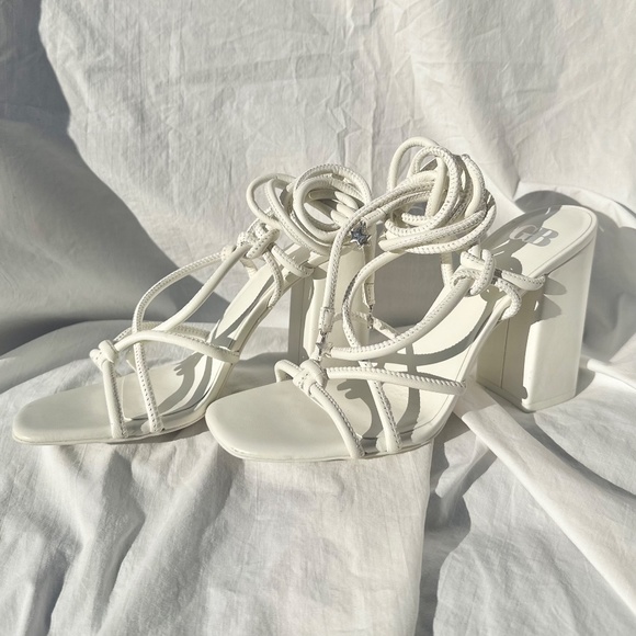 White Knotted Strappy Ankle Block Heel w Star Charm - Picture 2 of 6